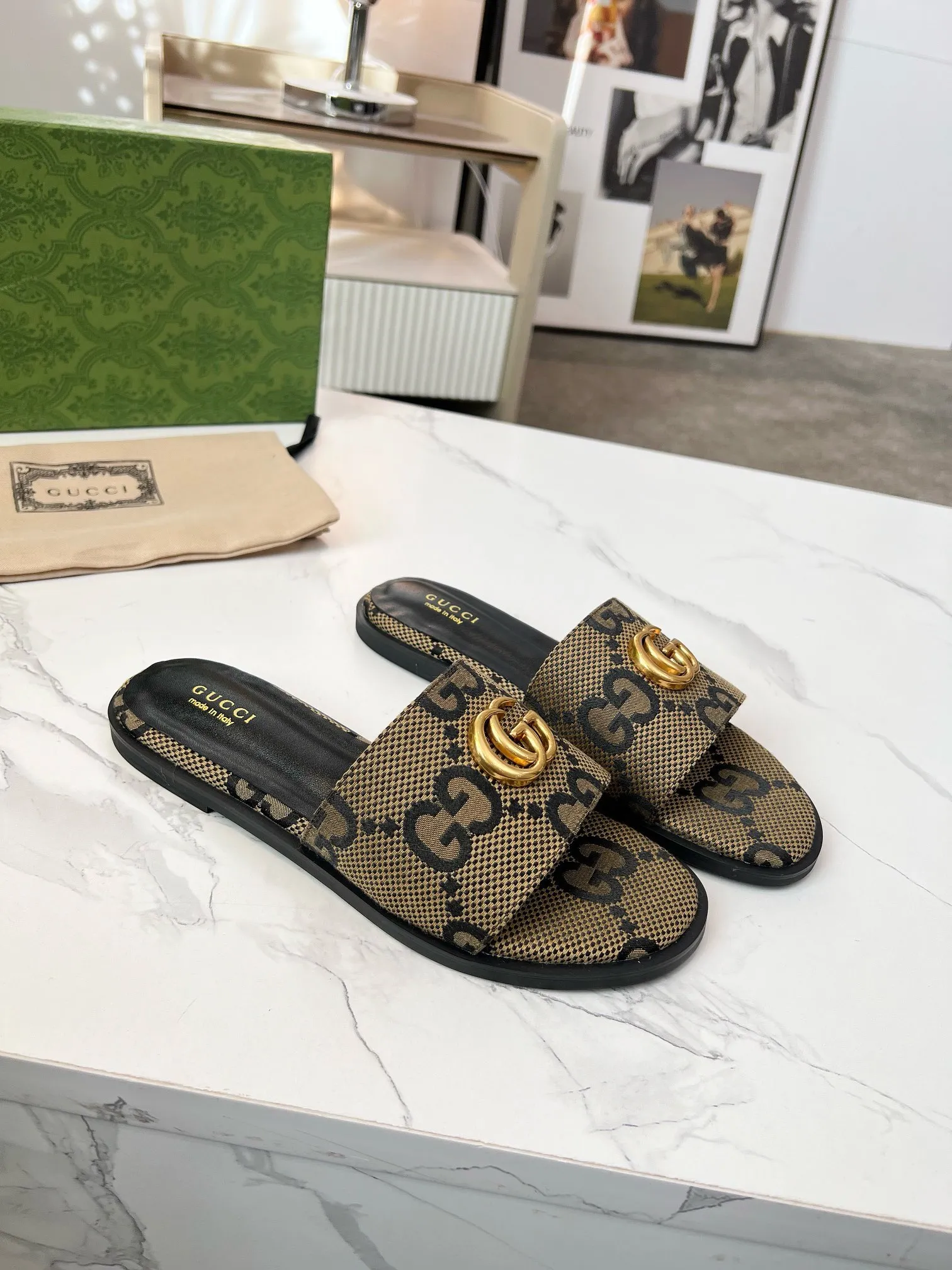 👟👟Ex-factory price 380👟👟 GUCCl 2025 spring and summer new style casual interlocking double G sandals for women. This piece is from the Gucci Lido collection, and its design is inspired by the summer style and beach clubs of the Italian coast. Archive designs from the 1970s infuse the brand with glory. Get inspired by this iconic era. The "Gucci March of Love" series continues to explore the aesthetic connotation of the brand's archived logos in a new way, while at the same time embracing the classic elegance and charm. Code Number: 35-43#